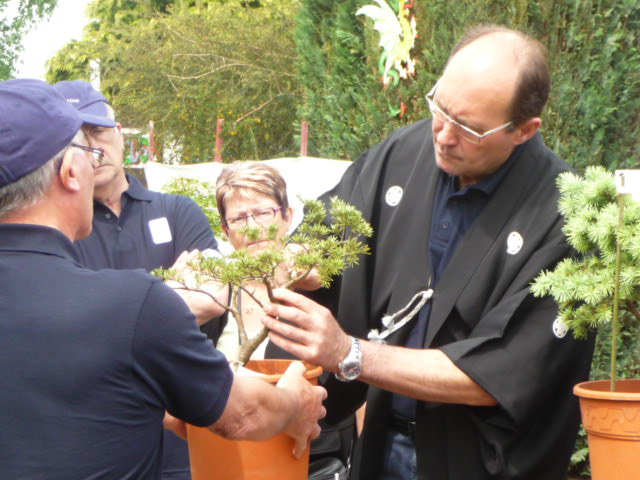 Alain Hector et des membres de son Club.